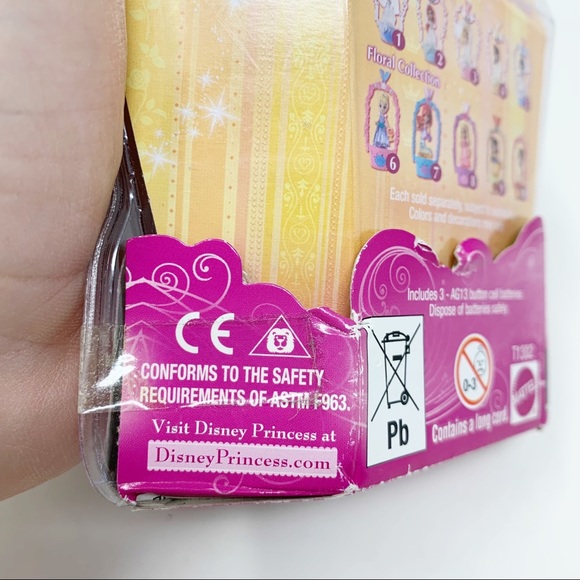 NEW Disney Princess Belle #9 Magic Minis Light-Up Character Necklace - Picture 9 of 10